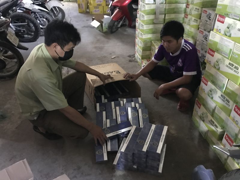 Tang vật 462 bao thuốc lá điếu nhập lậu kinh doanh trong tiệm tạp hóa tại Gia Lai