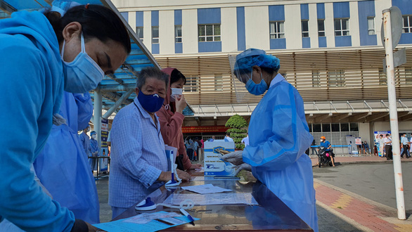 Làm thủ tục khai báo y tế tại Bệnh viện Đa khoa tỉnh Đồng Nai ngày 24-6