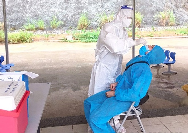 lấy mẫu xét nghiệm SARS-CoV-2 tại Bệnh viện Y học cổ truyền tỉnh Lạng Sơn