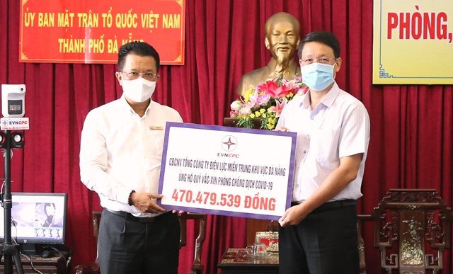 Tổng giám đốc EVNCPC Ngô Tấn Cư trao biểu trưng kinh phí hỗ trợ mua vắc xin cho Ủy ban MTTQ Việt Nam TP. Đà Nẵng