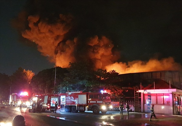 Vụ hỏa hoạn lớn xảy ra đêm 25/6 ở kho hàng nằm trên Đại lộ Độc Lập, Khu công nghiệp Sóng Thần 1, TP. Dĩ An, tỉnh Bình Dương