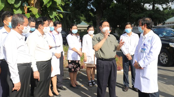 Thủ tướng Chính phủ Phạm Minh Chính kiểm tra công tác phòng chống dịch tại Bệnh viện Đa khoa tỉnh Bình Dương
