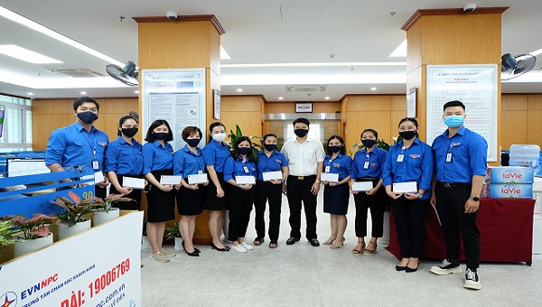 Công đoàn, Đoàn thanh niên EVNNPC thăm hỏi, động viên CBCNV Trung tâm Chăm sóc khách hàng dịp nắng nóng