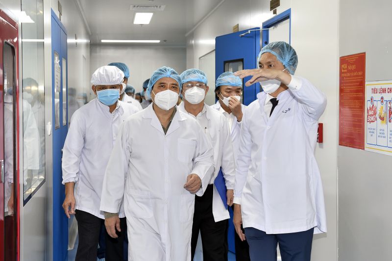 Thủ tướng thăm Công ty cổ phần công nghệ sinh học dược Nanogen-đơn vị nghiên cứu, sản xuất vaccine phòng COVID-19 Nanocovax tại khu công nghệ cao TP Hồ Chí Minh. Ảnh: VGP/Nhật Bắc