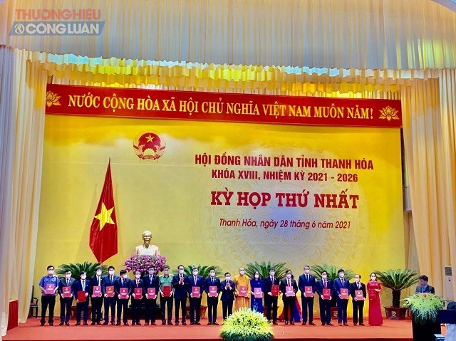 Ủy ban bầu cử tỉnh Thanh Hóa trao Giấy chứng nhận đại biểu Hội đồng nhân dân tỉnh.