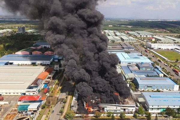 Một đám cháy lớn bùng phát tại Công ty sản xuất hóa chất AIC nằm trong Khu công nghiệp Long Bình