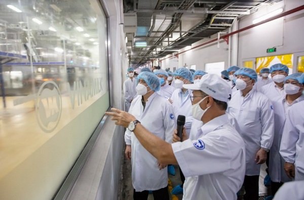 Thủ tướng Chính phủ và đoàn công tác tham quan quy trình sản xuất tự động, hiện đại của Siêu Nhà máy sữa Việt Nam.