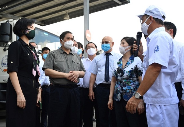 Thủ tướng Chính phủ đánh giá Vinamilk là đơn vị điển hình trong việc “vừa sản xuất, vừa chiến đấu” góp phần thực hiện mục tiêu kép của Nhà nước