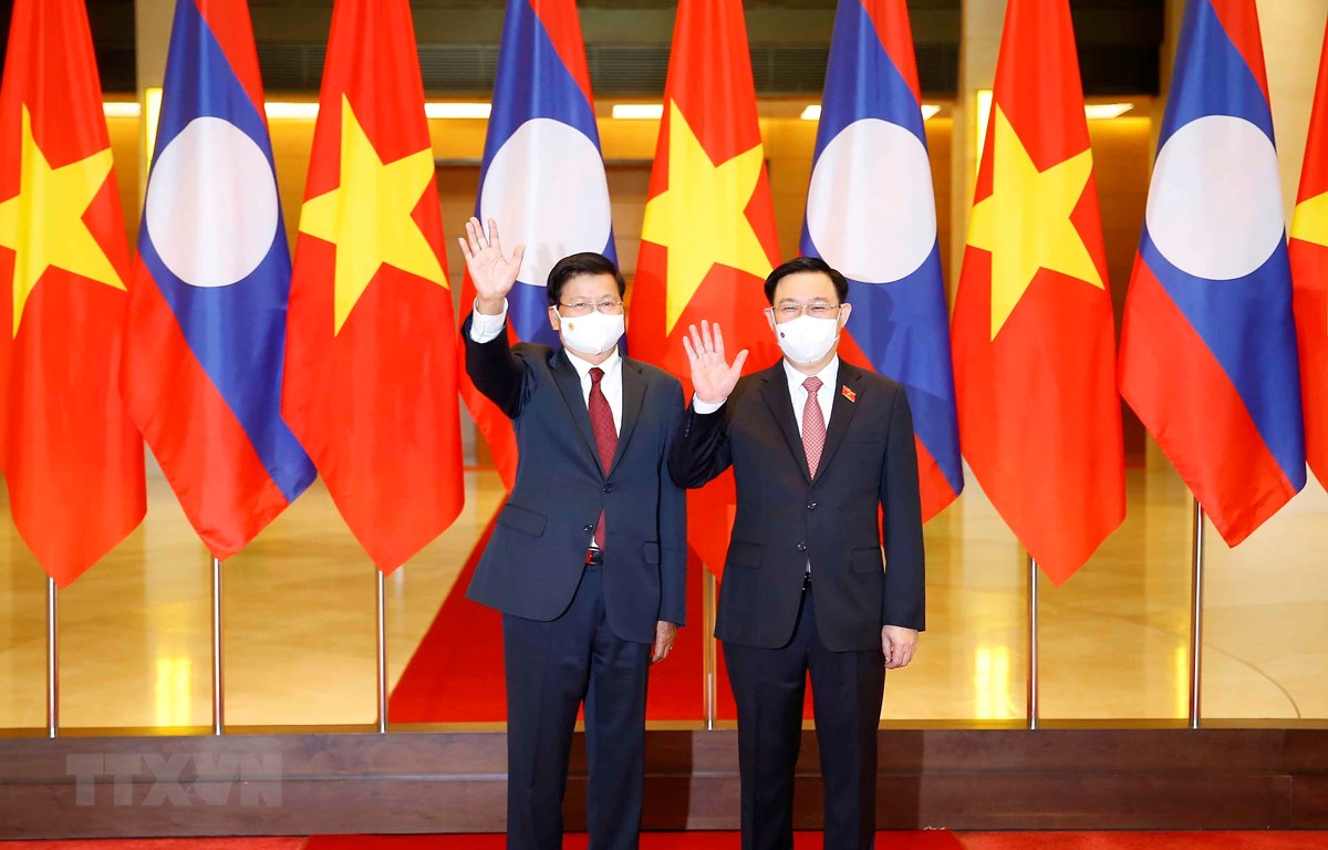 Chủ tịch Quốc hội Vương Đình Huệ và Tổng Bí thư, Chủ tịch nước Lào Thongloun Sisoulith. (Ảnh: Doãn Tấn/TTXVN)