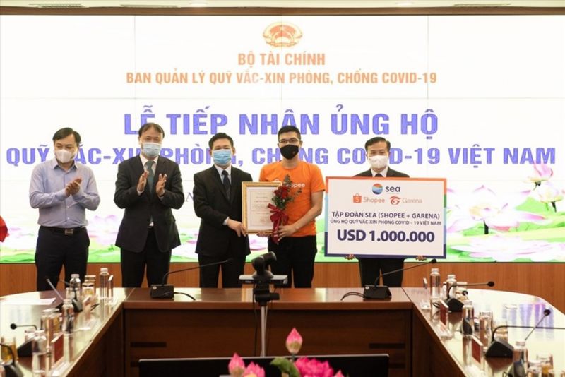 Shopee và Garena Việt Nam ủng hộ 1 triệu USD vào Quỹ vaccine phòng, chống COVID-19. Ảnh: DNCC