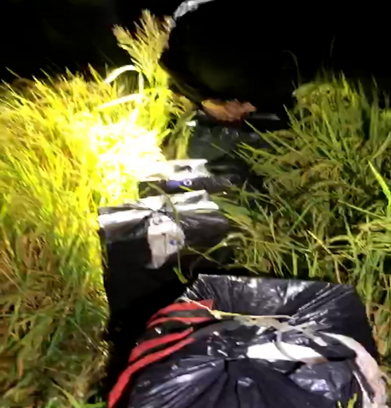 Thu giữ gần 4.000 bao thuốc lá và 63 hộp tân dược nhập lậu