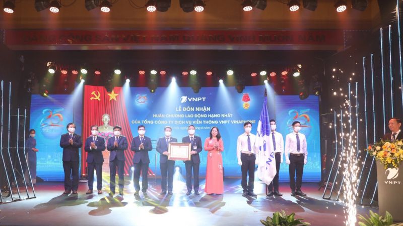 VinaPhone đón nhận Huân chương Lao động hạng Nhất