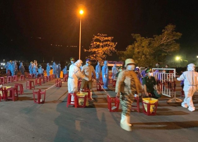 Lực lượng y tế TP. Đà Nẵng tổ chức lấy mẫu xét nghiệm cho toàn bộ người có mặt tại Cảng cá Thọ Quang trong đêm 28/6
