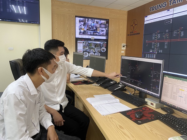 Ảnh 1: Các Điều độ viên Trung tâm Điều khiển xa PC Quảng Ninh lên phương thức vận hành lưới điện an toàn, hiệu quả