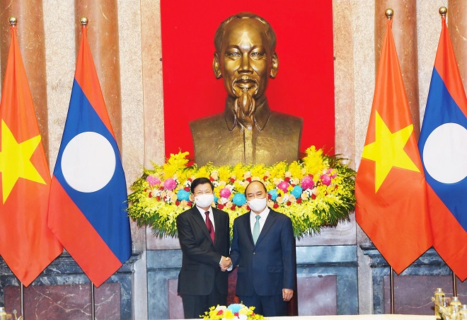 Chủ tịch nước Nguyễn Xuân Phúc và Tổng Bí thư, Chủ tịch nước Lào Thongloun Sisoulith - Ảnh: VGP/Nhật Bắc
