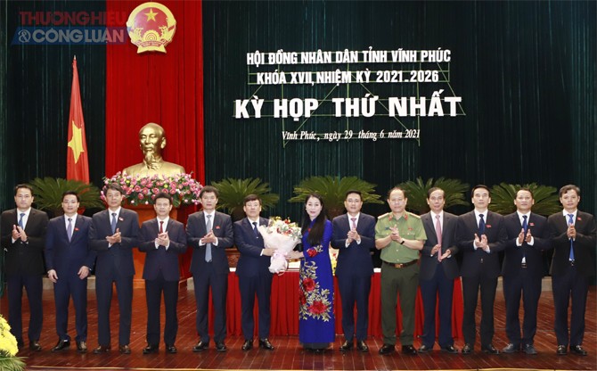 Bí thư Tỉnh ủy Hoàng Thị Thúy Lan tặng hoa chúc mừng Chủ tịch UBND tỉnh Lê Duy Thành, các Phó Chủ tịch UBND tỉnh và các Ủy viên UBND tỉnh