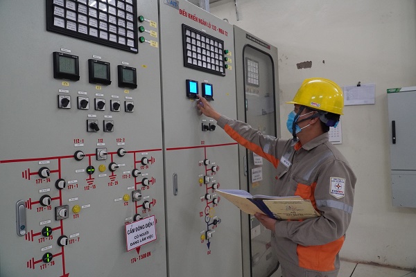 Công nhân trạm biến áp 110 kV Giáp Khẩu, lấy thông số vận hành