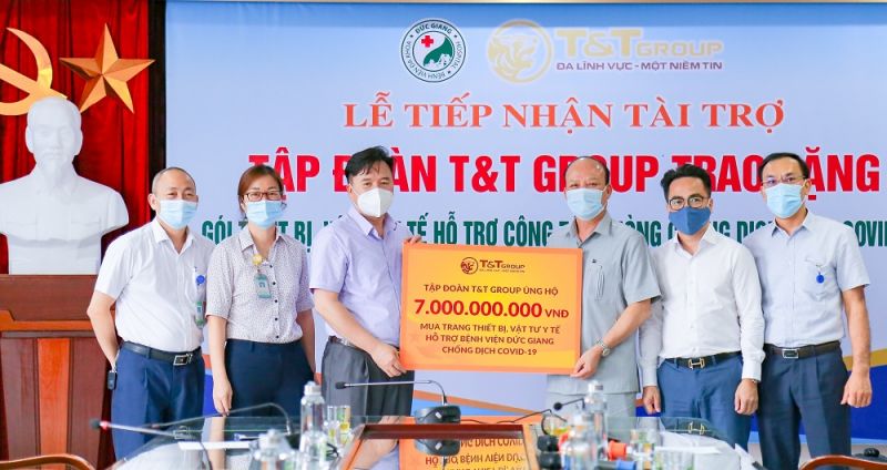 Ông Nguyễn Tất Thắng, Phó Tổng Giám đốc Tập đoàn T&T Group trao ủng hộ 7 tỷ đồng mua trang thiết bị và vật tư y tế cho TS.BS Nguyễn Văn Thường, Giám đốc Bệnh viện đa khoa Đức Giang.