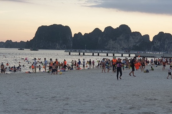Các bãi tắm biển tại Quảng Ninh được phép mở cửa trở lại