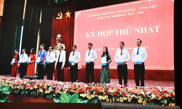 Ủy Ban bầu cử tỉnh BR-VT trao giấy chứng nhận đại biểu HĐND tỉnh cho 52 đại biểu.
