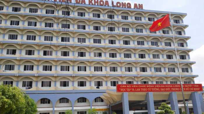 Thêm 16 người nghi mắc Covid-19, Bệnh viện Đa khoa Long An tạm dừng hoạt động