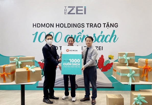 Chủ đầu tư The Zei HDMon Holdings trao tặng 1.000 cuốn sách cho đại diện cư dân và đơn vị QLVH Visaho