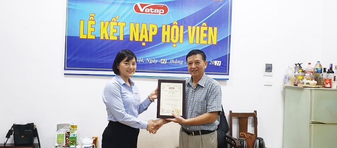 Chủ tịch VATAP Nguyễn Đăng Sinh (bìa phải) trao Quyết định công nhận hội viên mới tới Giám đốc Chi nhánh Công ty CP Dược Phú Thọ tại Hà Nội