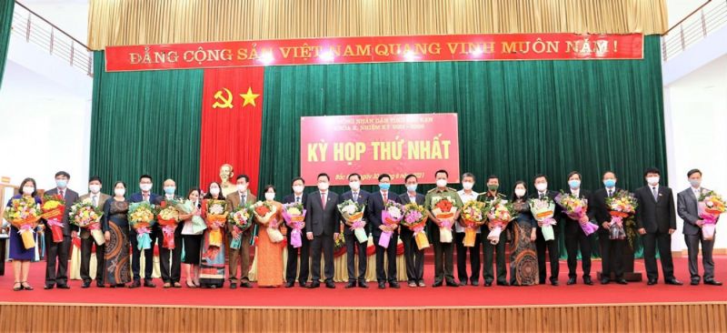 Các đồng chí lãnh đạo tỉnh tặng hoa chúc mừng các thành viên Thường trực HĐND tỉnh khoá X, nhiệm kỳ 2021-2026.