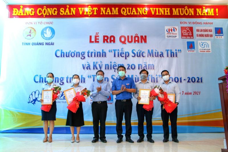 BSR cùng các doanh nghiệp trên địa bàn tỉnh Quảng Ngãi nhận giấy chứng nhận đồng hành cùng chương trình “Tiếp sức mùa thi”
