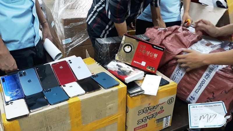 Phát hiện, thu giữ 134 điện thoại và nhiều linh kiện điện tử nghi nhập lậu tại sân bay quốc tế Nội Bài