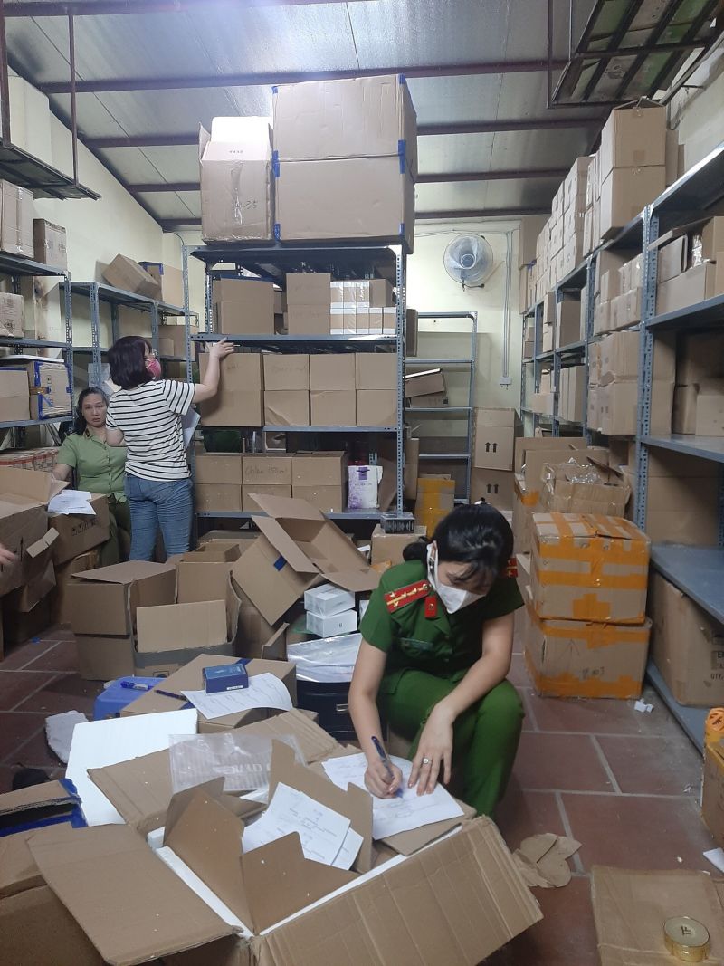 Hà Nội: Phát hiện kho hàng “khủng” nghi mỹ phẩm giả của các nhãn hiệu nổi tiếng