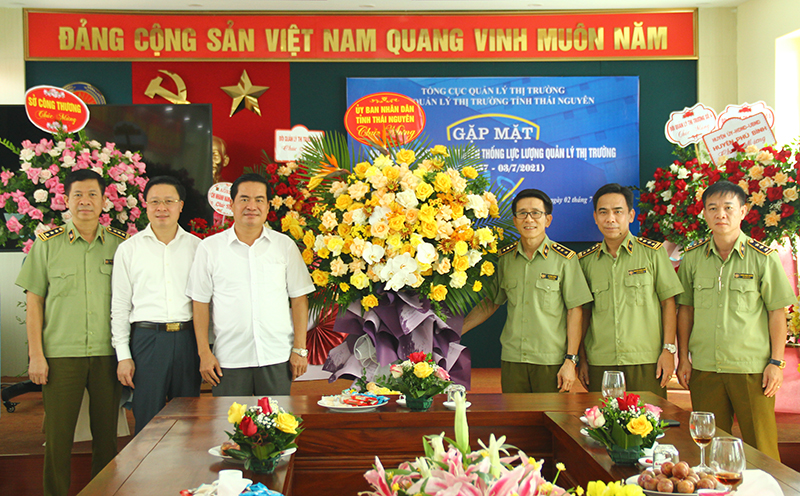 Đồng chí Lê Quang Tiến, Phó Chủ tịch UBND tỉnh tặng hoa, chúc mừng Cục Quản lý thị trường tỉnh
