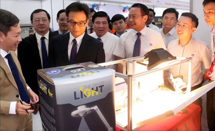 Đèn học thông minh The Smart LIGHT tại 1 sự kiện triển lãm, giới thiệu sản phẩm công nghệ “Make in Vietnam” năm 2020.