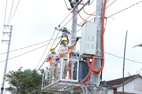 Công tác kiểm tra, bảo dưỡng lưới điện được tiến hành thường xuyên đảm bảo cấp điện liên tục, ổn định phục vụ nắng nóng và kỳ thi THPT sắp diễn ra