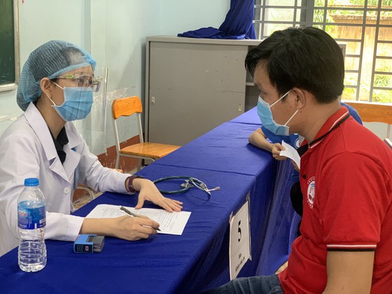 Giáo viên Trường THPT Đào Sơn Tây (TP Thủ Đức) khám sàng lọc trước khi tiêm vaccine phòng Covid-19 vào cuối tháng 6/2021