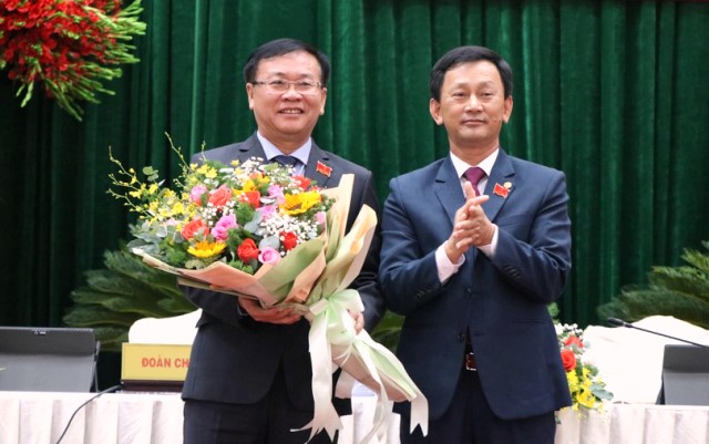 Ông Dương Văn Trang (bìa phải) tặng hoa cho nguyên Chủ tịch HĐND tỉnh Kon Tum Nguyễn Văn Hòa.