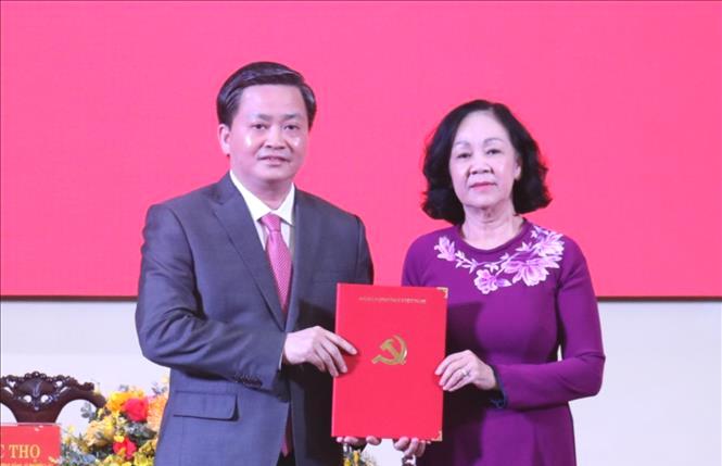 Đồng chí Trương Thị Mai trao quyết định cho đồng chí Lê Đức Thọ