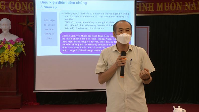 Đ/c Nguyễn Văn Trường, giám đốc Trung tâm Kiểm soát bệnh tật giải đáp những vướng mắc trong quá trình triển khai tiêm chủng vắc xin phòng Covid-19