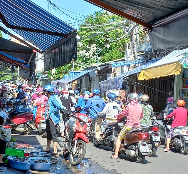 Cảnh đông đúc người mua bán ở chợ Cô Giang, đoạn đường Triệu Việt Vương.
