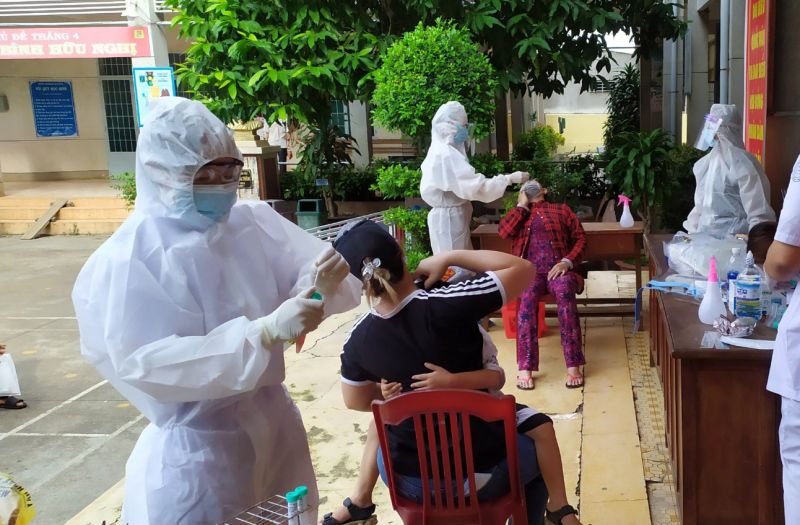 Lấy mẫu xét nghiệm SARS-CoV-2 cho người dân trên địa bàn 4 xã đang phong tỏa của huyện Thống Nhất. Ảnh: CDC