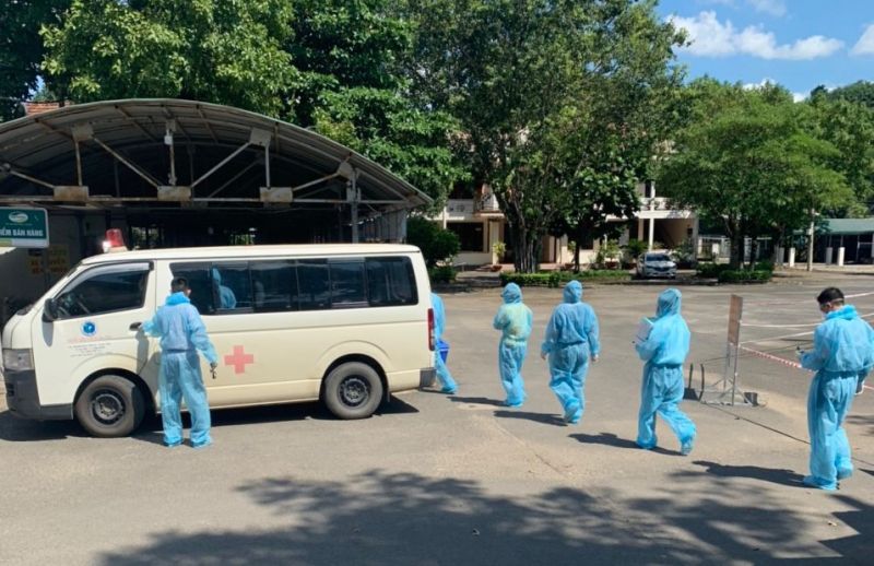 Lực lượng y tế tăng cường cho huyện Đạ Tẻh lấy mẫu xét nghiệm toàn bộ dân thôn Phú Hoà - nơi có F0