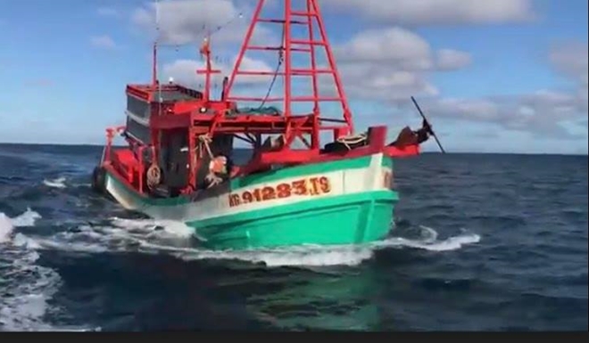 Cảnh sát biển bắt giữ tàu vận chuyển khoảng 70.000 lít dầu DO lậu