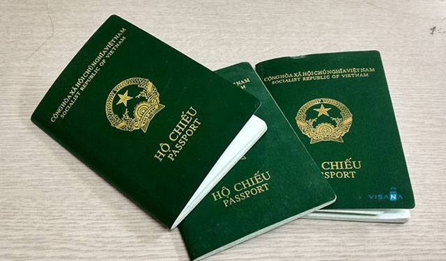 Hộ chiếu kiểu mới có gắn chip được đặt trong bìa sau của hộ chiếu