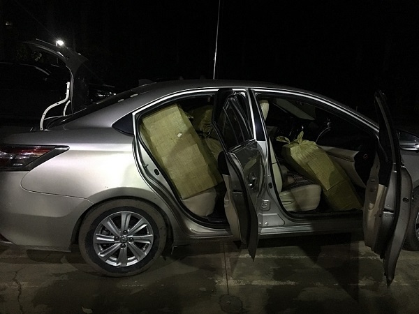 Phát hiện xe ô tô 4 chỗ chở gần 6.000 bao thuốc lá nhập lậu tại Bình Phước