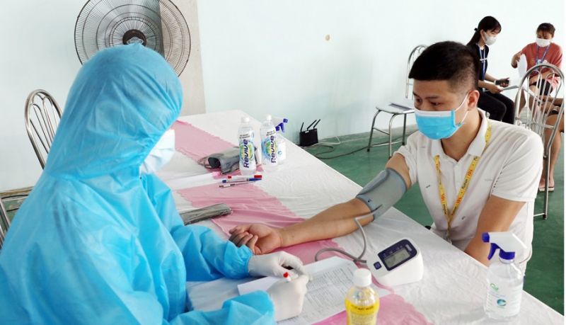 Công nhân tại KCN VSIP (thị xã Từ Sơn) được kiểm tra sức khỏe trước khi tiêm vắc xin phòng Covid-19 (Ảnh: bacninh.gov.vn)