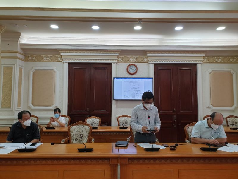 BS. CK2. Nguyễn Tr&iacute; Dũng tr&igrave;nh b&agrave;y quy tr&igrave;nh 5 bước điều tra truy vết tại buổi họp. Ảnh: HCDC