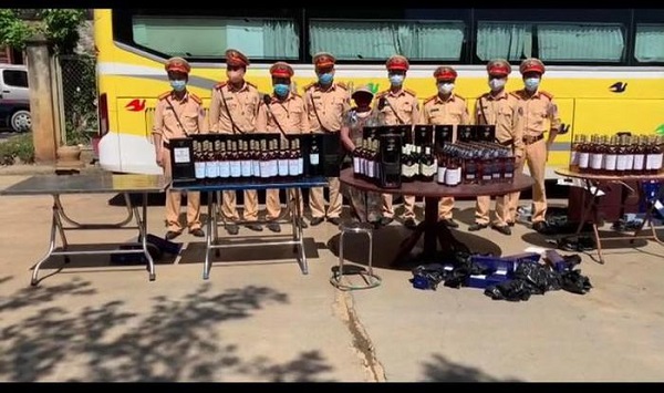 Cảnh sát giao thông phát hiện hàng trăm chai rượu lậu trên xe khách