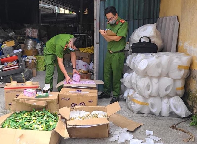 Hà Nội: Khởi tố nhóm đối tượng sản xuất hàng giả là thực phẩm và mỹ phẩm ở huyện Đông Anh