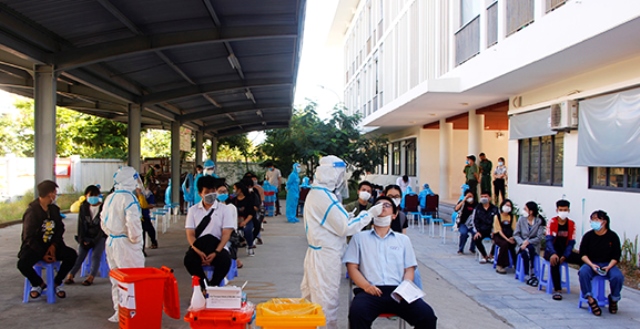 Nhân viên y tế lấy mẫu xét nghiệm cho thí sinh tại điểm thi THPT Sơn Trà (quận Sơn Trà).