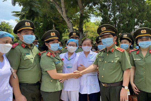 Thứ trưởng Nguyễn Văn Sơn tiễn đoàn công tác của Bệnh viện 199 đến chi viện TP HCM